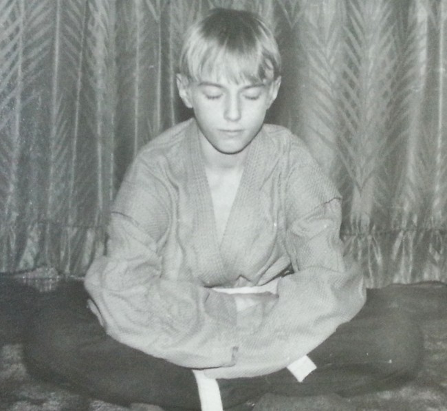 Это я медитирую в детстве