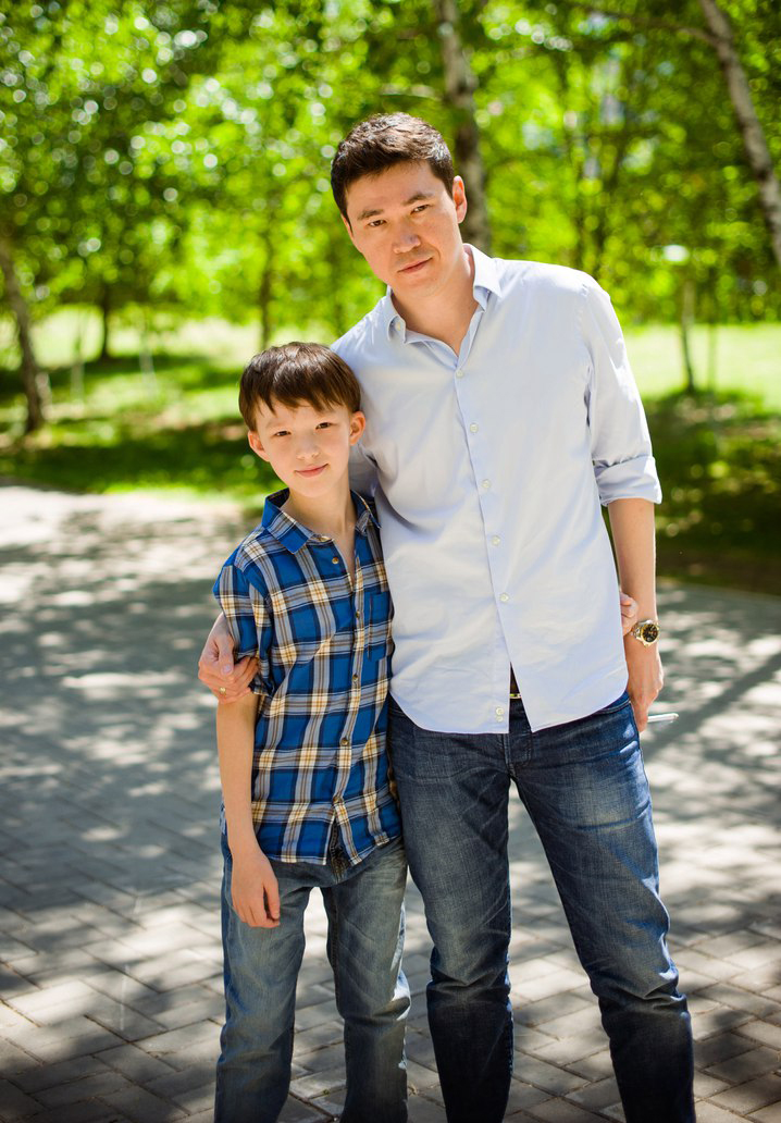 Данияр Сугралинов с сыном