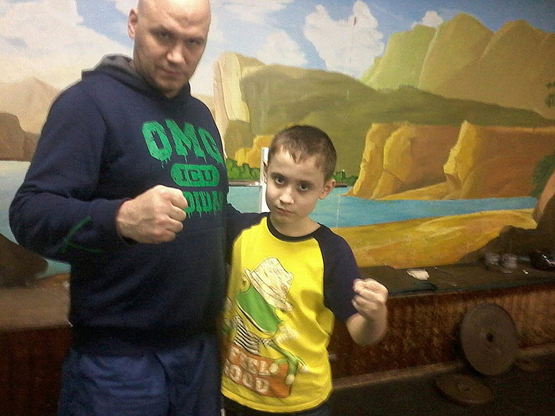 Сергей Папулов с сыном в спортзале